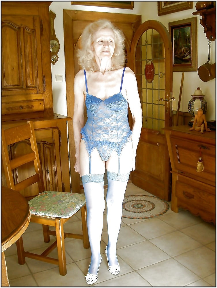 Vecchie le giovani donne calze e lingerie e tacchi alti ii
 #97936752