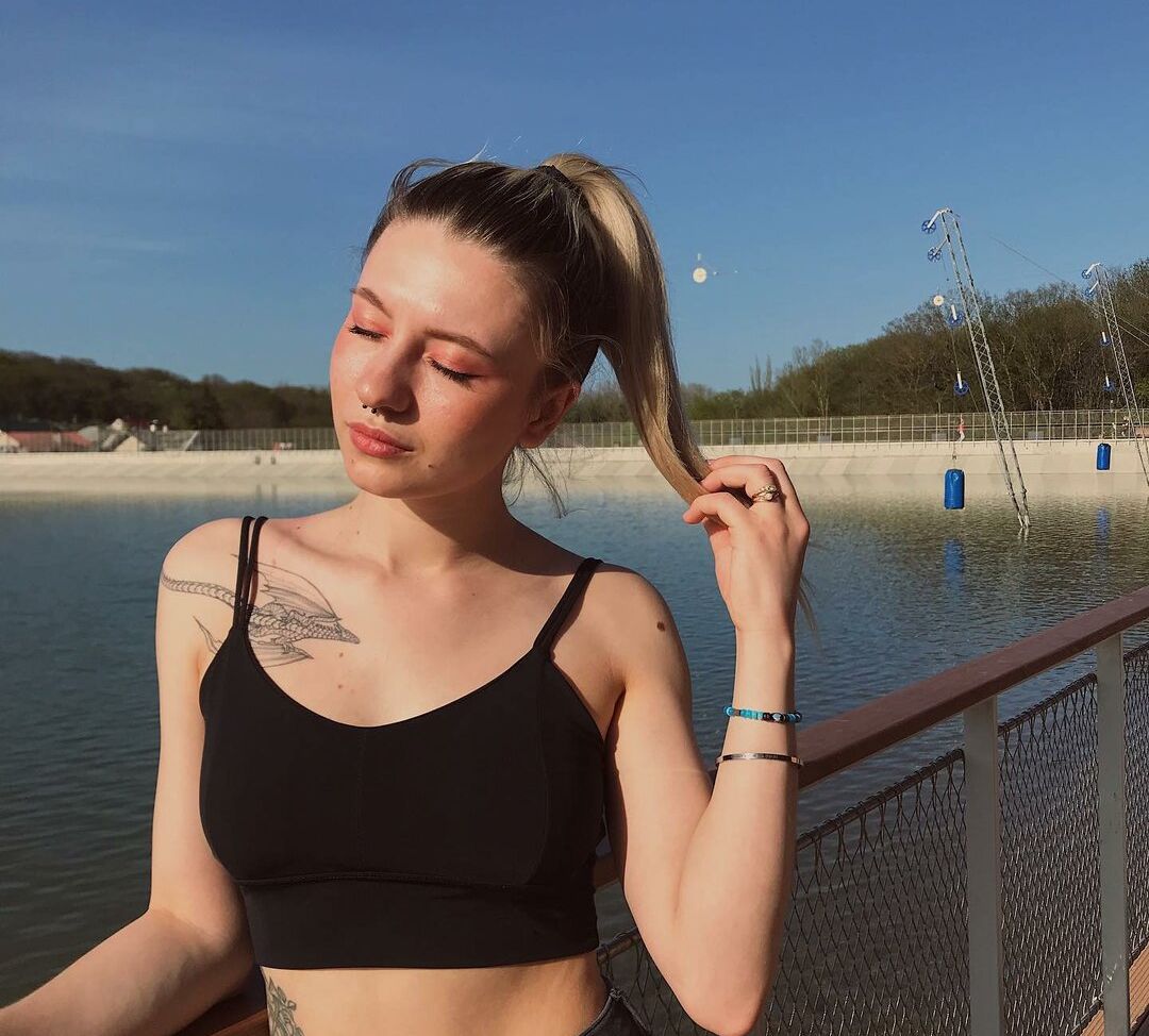 Kiwichka desnuda #108249705