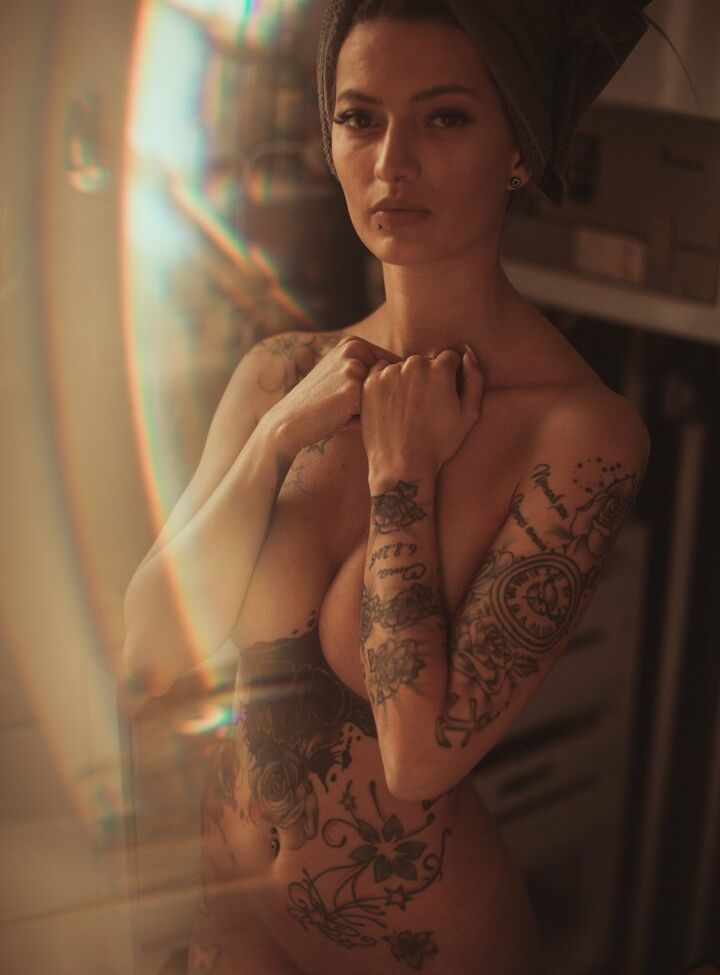 CaraGrey.ink nackt #109239394