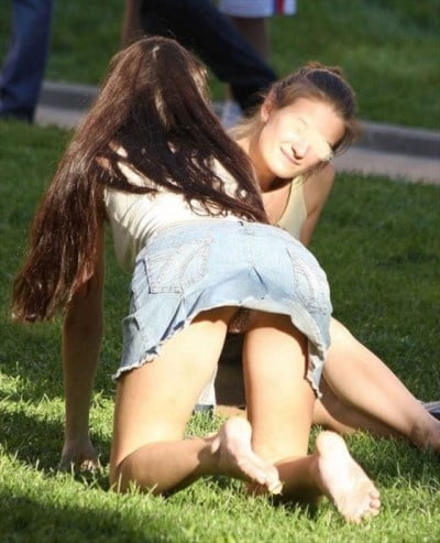 Upskirt en el parque 45
 #80322753