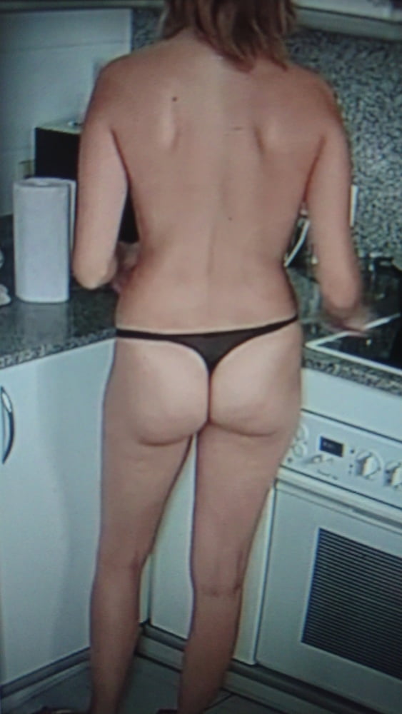 Filles sexy à la caméra dans la cuisine
 #95910689