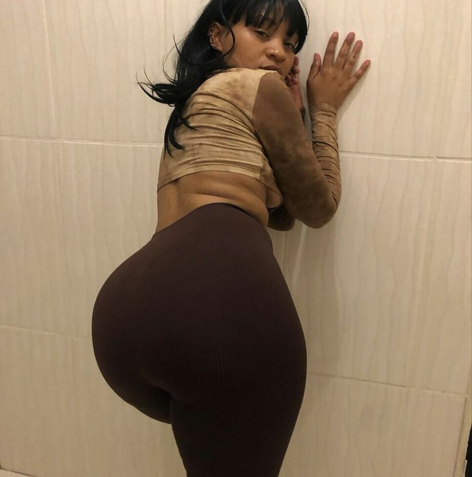 Arrie Cakes nackt #108307495