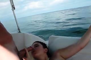 Nackt auf dem Boot
 #94078919