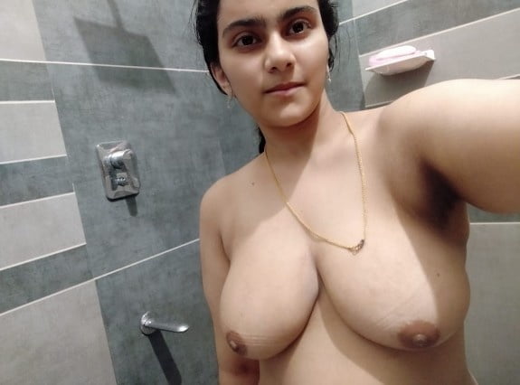 Ragazza Desi che mostra se stessa
 #82950187