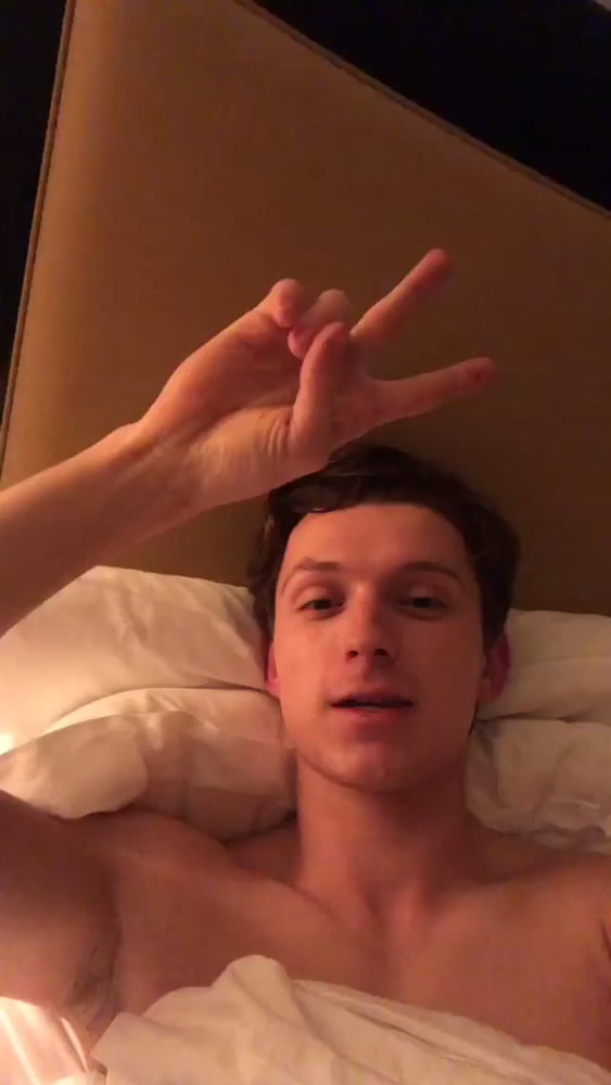 Sexy männliche Berühmtheit tom holland verschiedene Bilder ohne Hemd
 #106828851