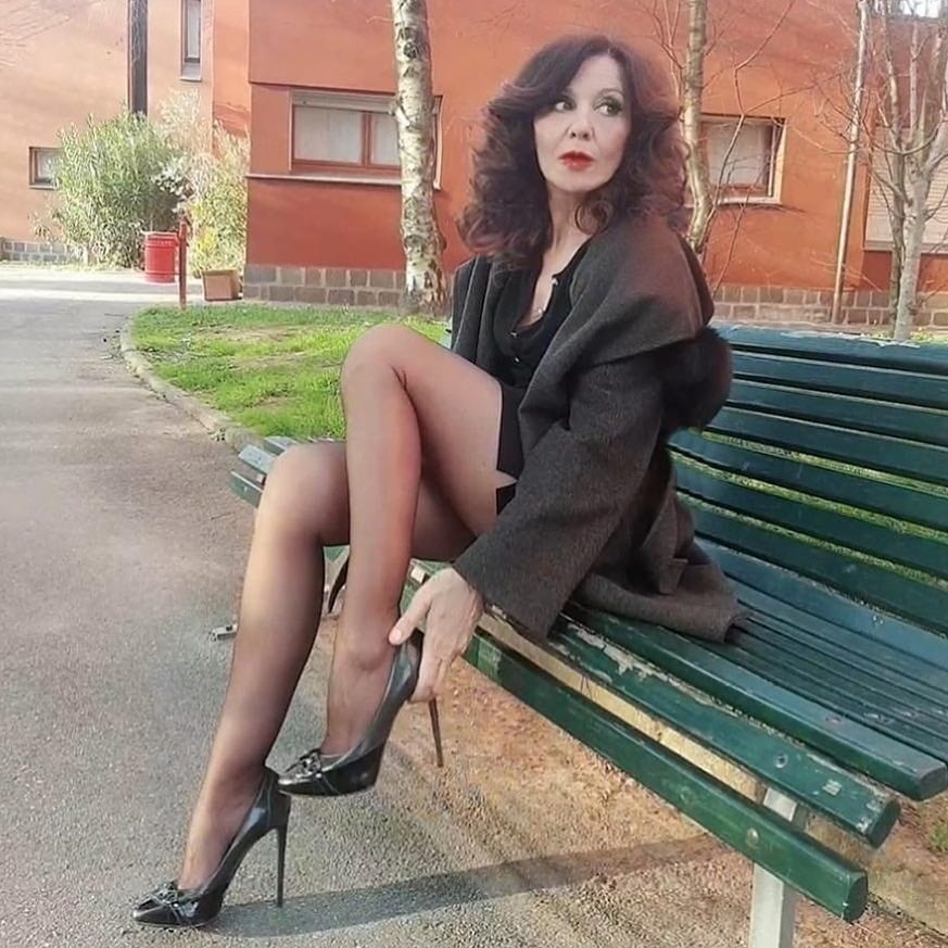 Elegante puta madura
 #96520750
