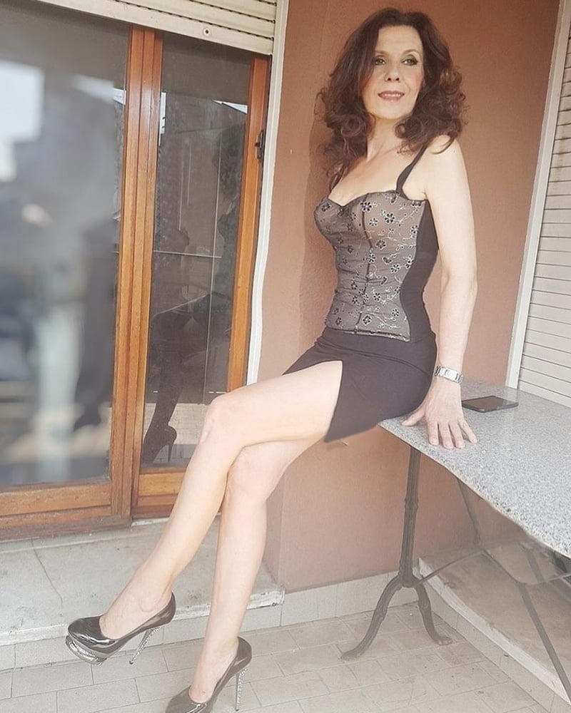 Elegante puta madura
 #96521145
