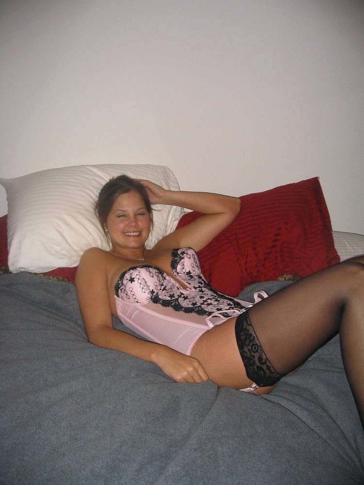 Sexy milf pose pour son mari
 #98687257