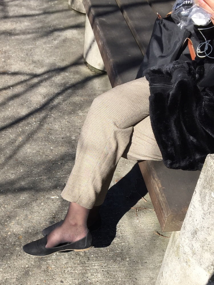 Chica mostrando algunas partes de su bonito negro hosed piernas y pies
 #101762529