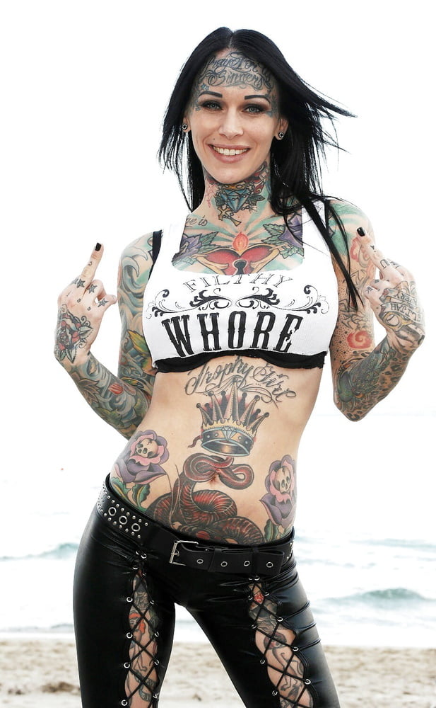 Lectura de cama, un estudio de damas entintadas
 #97049524