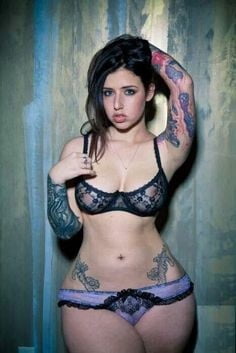 Lectura de cama, un estudio de damas entintadas
 #97049542