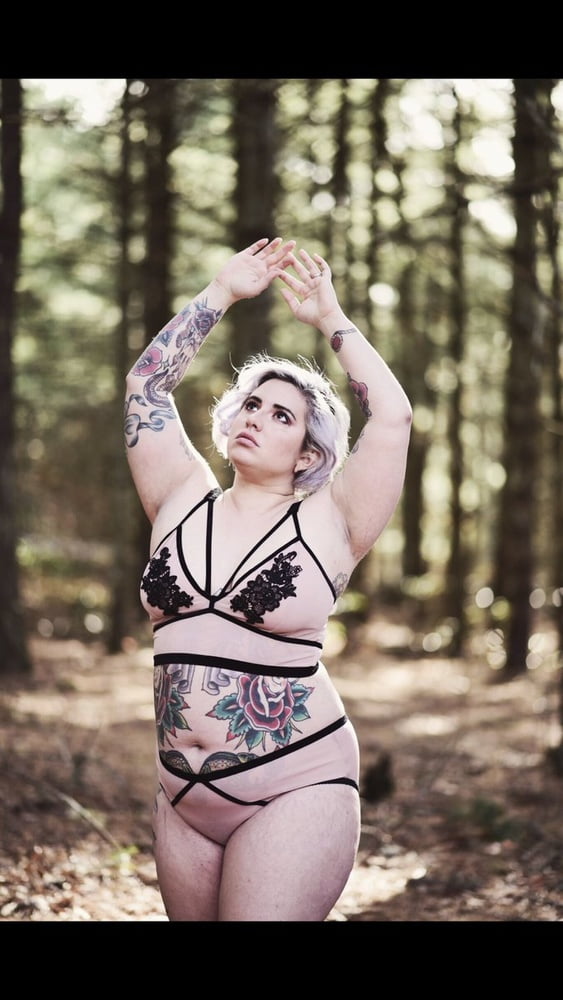 Lectura de cama, un estudio de damas entintadas
 #97049627