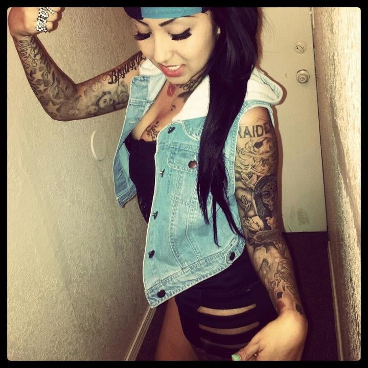 Lectura de cama, un estudio de damas entintadas
 #97049651