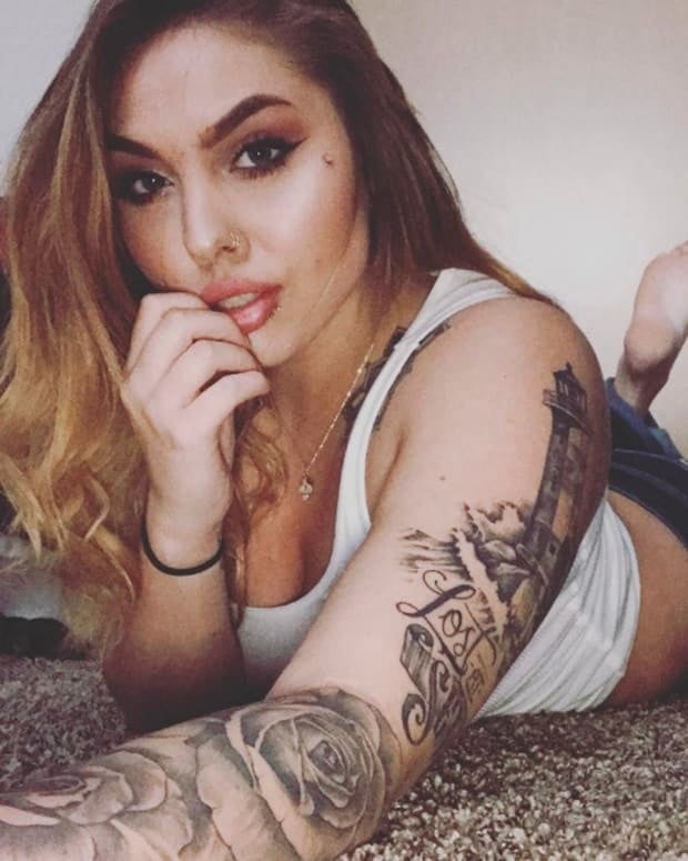 Lectura de cama, un estudio de damas entintadas
 #97049688