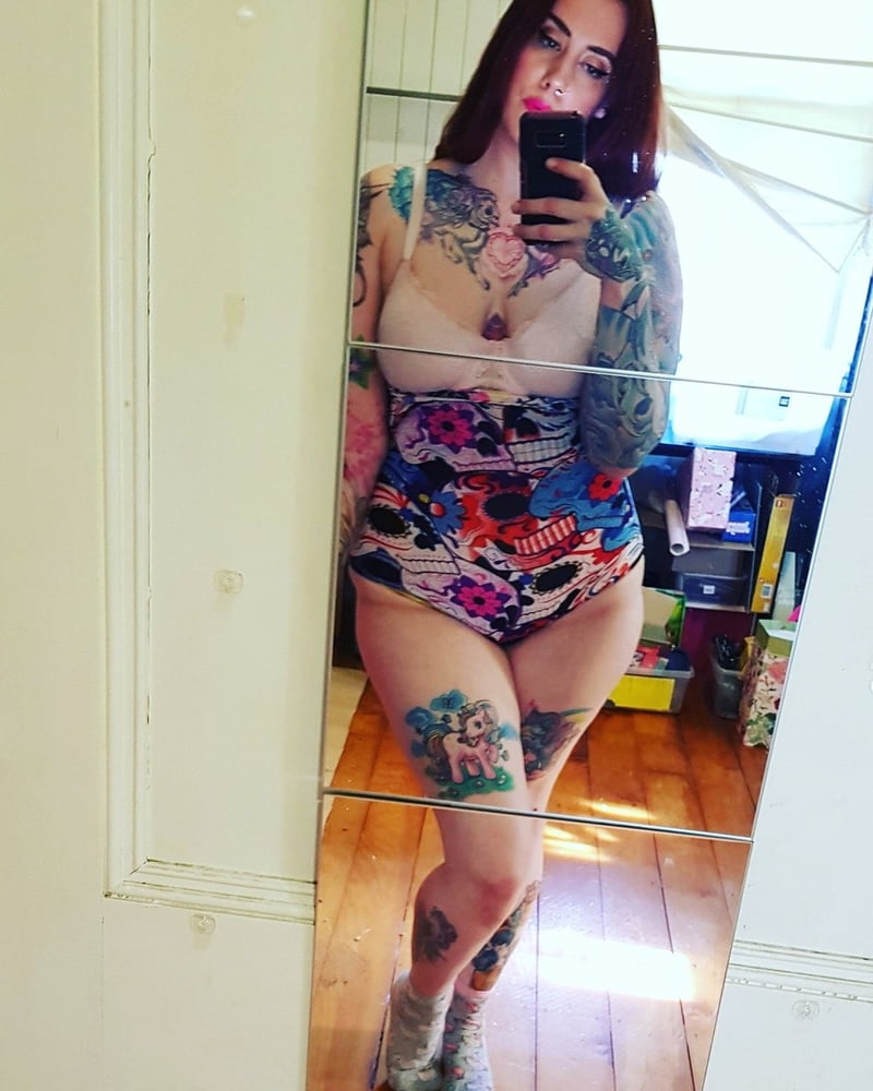 Lectura de cama, un estudio de damas entintadas
 #97049697