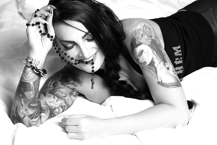 Lectura de cama, un estudio de damas entintadas
 #97049760