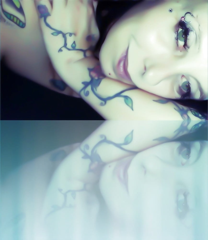 Lectura de cama, un estudio de damas entintadas
 #97049814