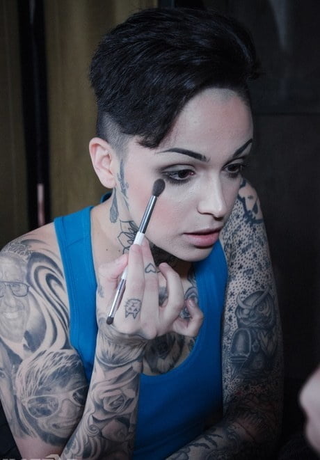 Lectura de cama, un estudio de damas entintadas
 #97049878