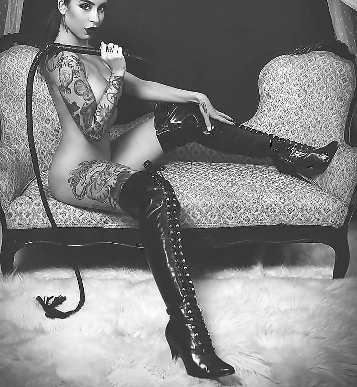 Lectura de cama, un estudio de damas entintadas
 #97049933