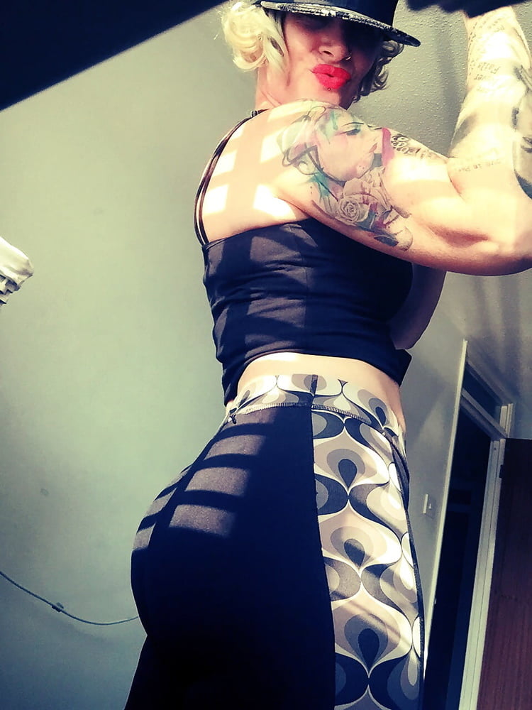 Lectura de cama, un estudio de damas entintadas
 #97049956