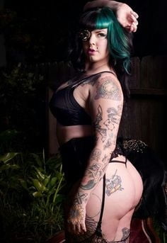 Lectura de cama, un estudio de damas entintadas
 #97050312