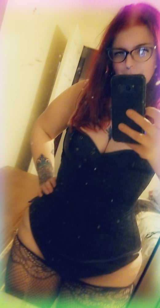 Lectura de cama, un estudio de damas entintadas
 #97050316