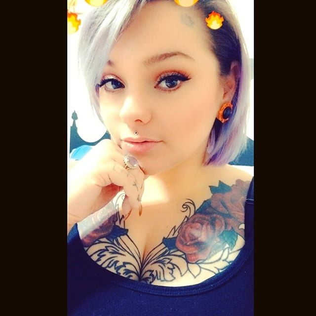 Lectura de cama, un estudio de damas entintadas
 #97050333