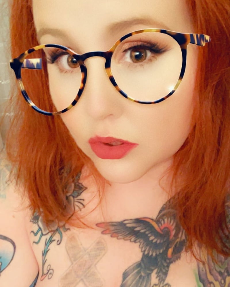 Lectura de cama, un estudio de damas entintadas
 #97050337