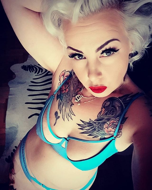 Lectura de cama, un estudio de damas entintadas
 #97050359