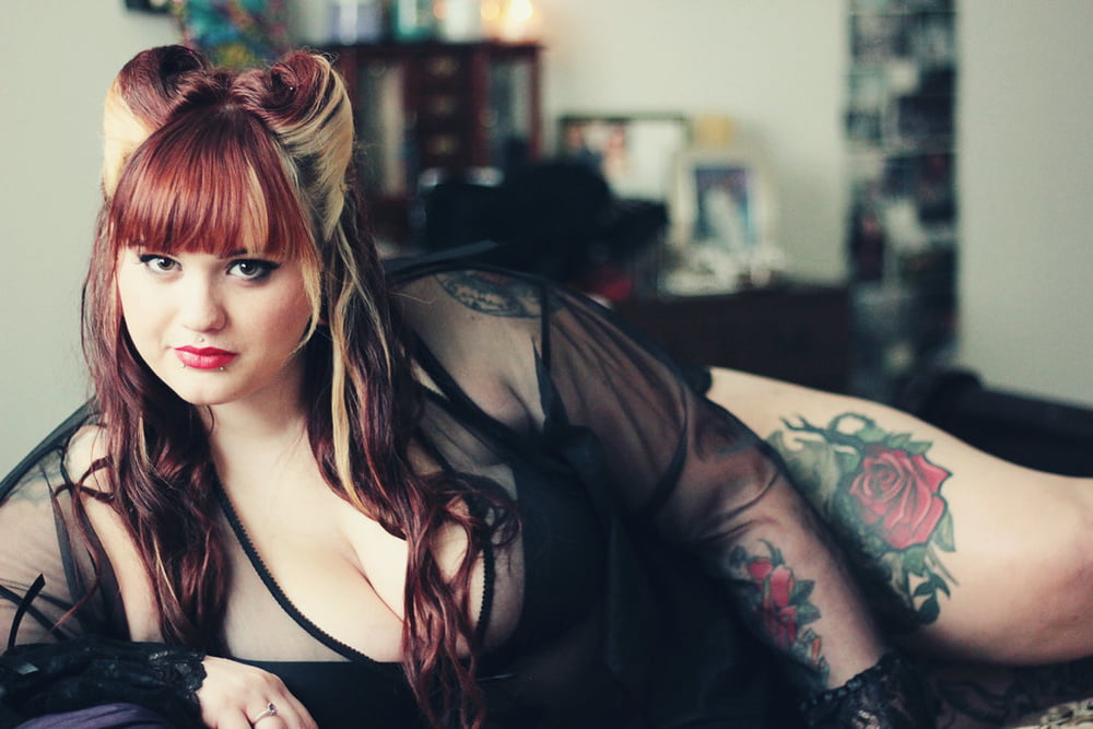 Lectura de cama, un estudio de damas entintadas
 #97050368