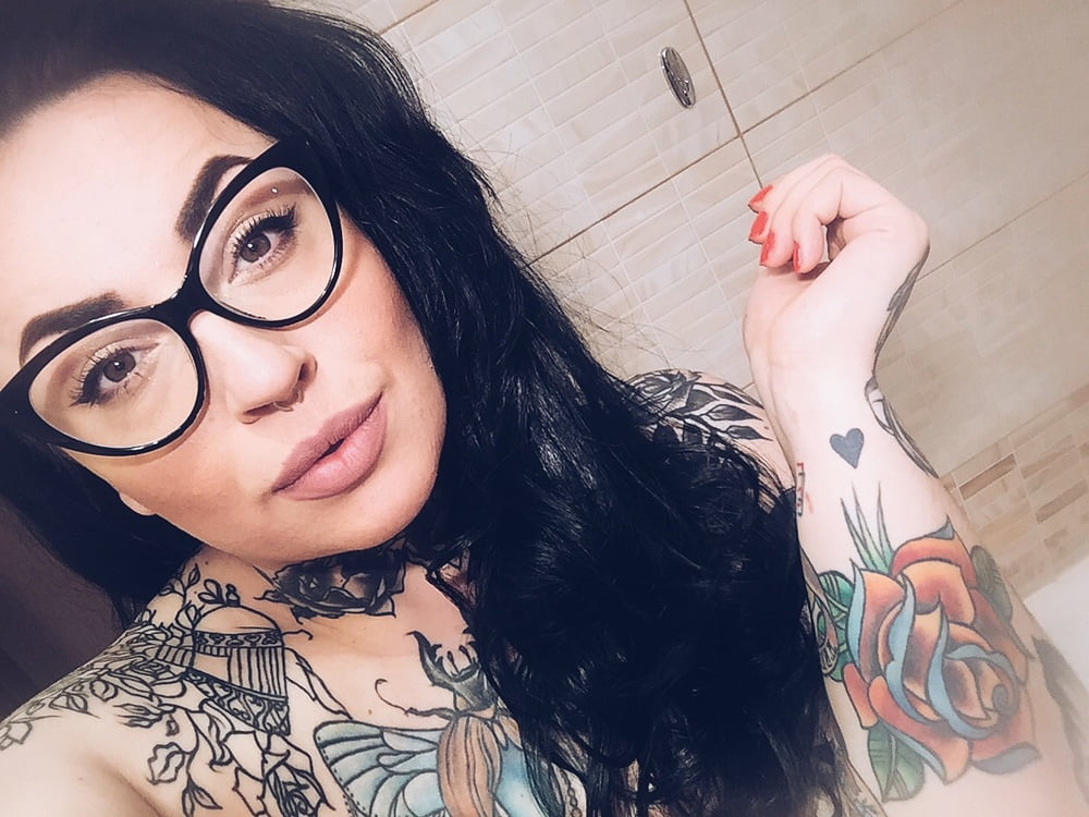 Lectura de cama, un estudio de damas entintadas
 #97050379