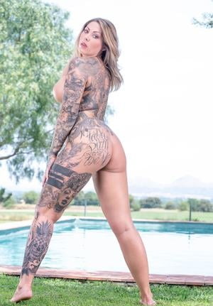 Lectura de cama, un estudio de damas entintadas
 #97050542