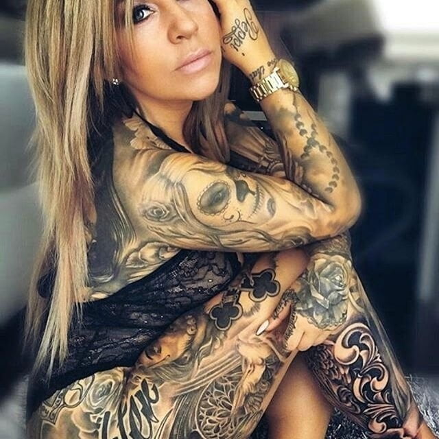 Lectura de cama, un estudio de damas entintadas
 #97050564