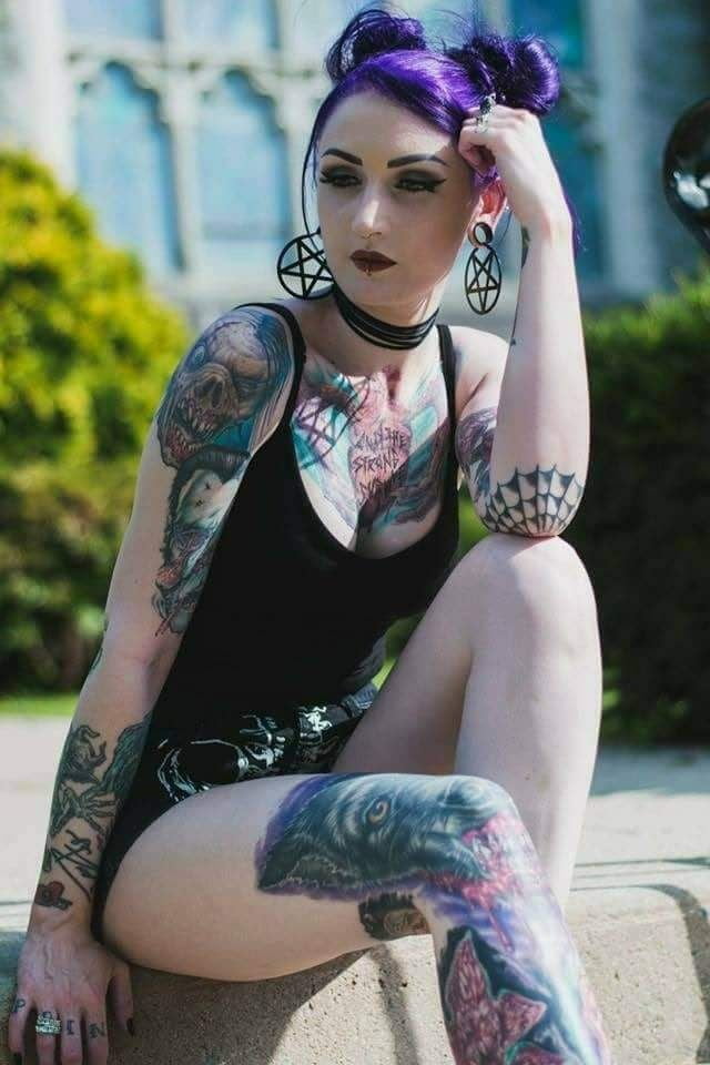 Lectura de cama, un estudio de damas entintadas
 #97050741