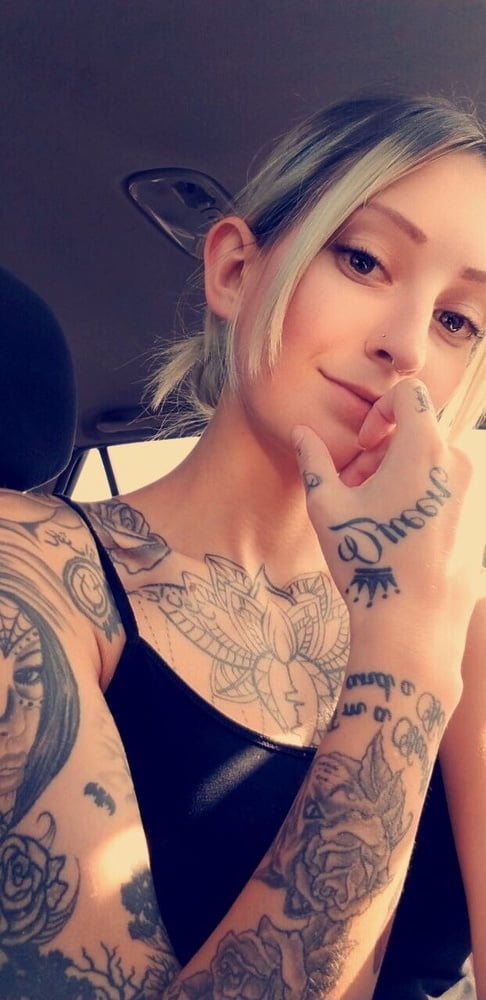 Lectura de cama, un estudio de damas entintadas
 #97050753