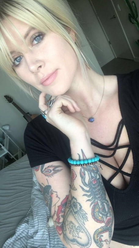 Lectura de cama, un estudio de damas entintadas
 #97050807