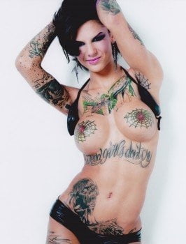 Lectura de cama, un estudio de damas entintadas
 #97050841