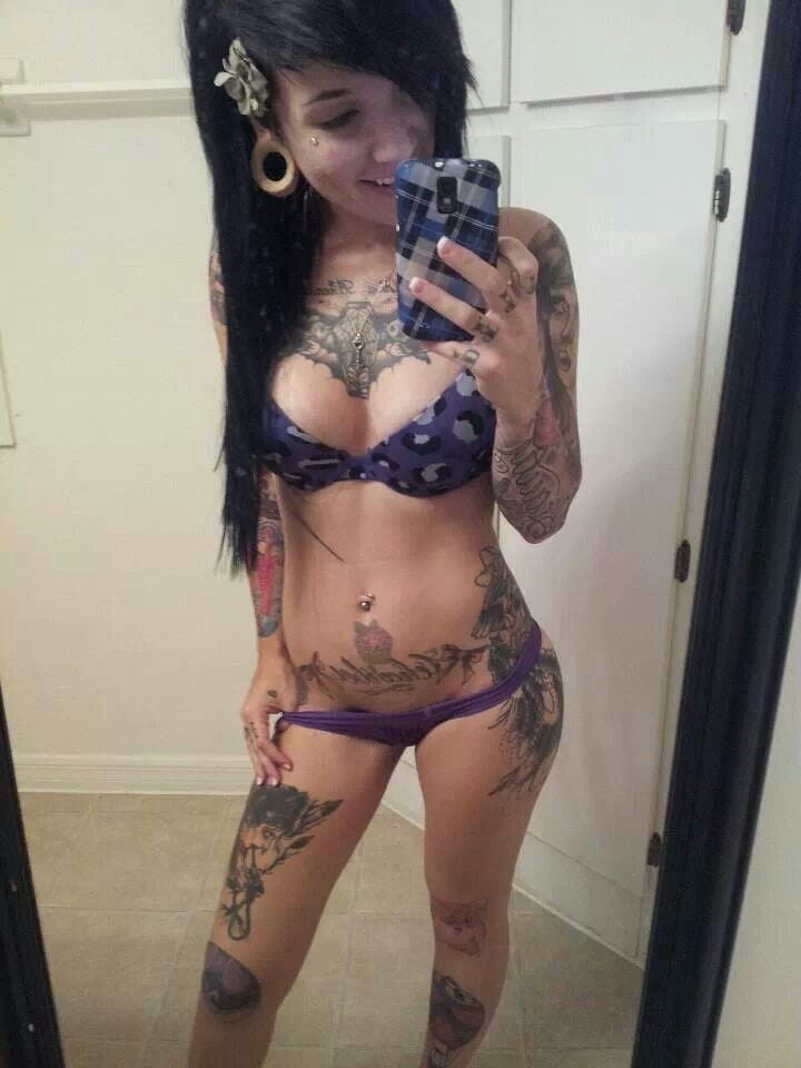 Lectura de cama, un estudio de damas entintadas
 #97050864