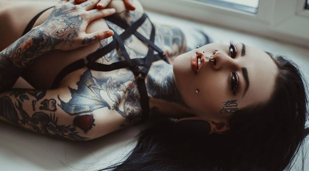 Lectura de cama, un estudio de damas entintadas
 #97050886