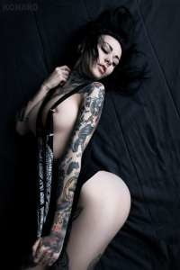 Lectura de cama, un estudio de damas entintadas
 #97050887