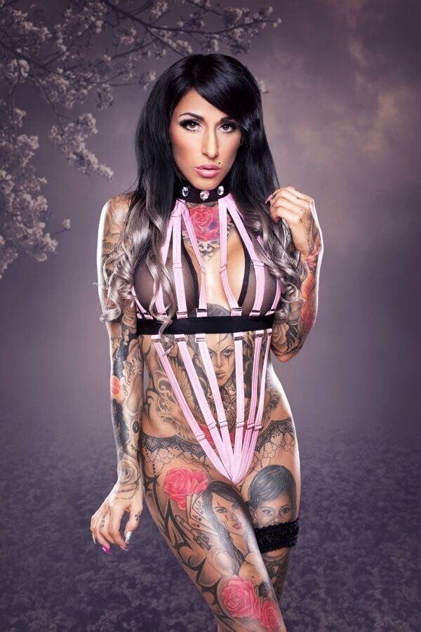 Lectura de cama, un estudio de damas entintadas
 #97050908