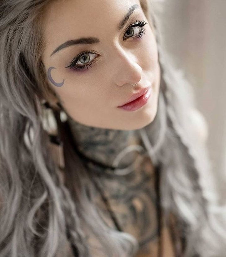 Lectura de cama, un estudio de damas entintadas
 #97050922