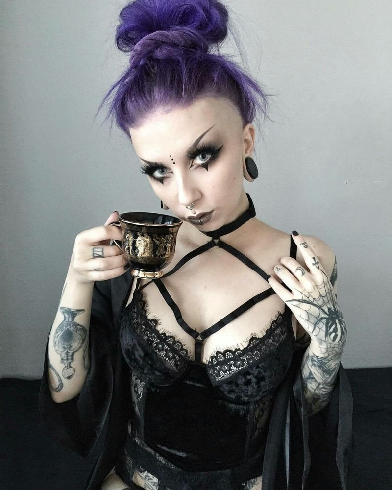 Lectura de cama, un estudio de damas entintadas
 #97050924