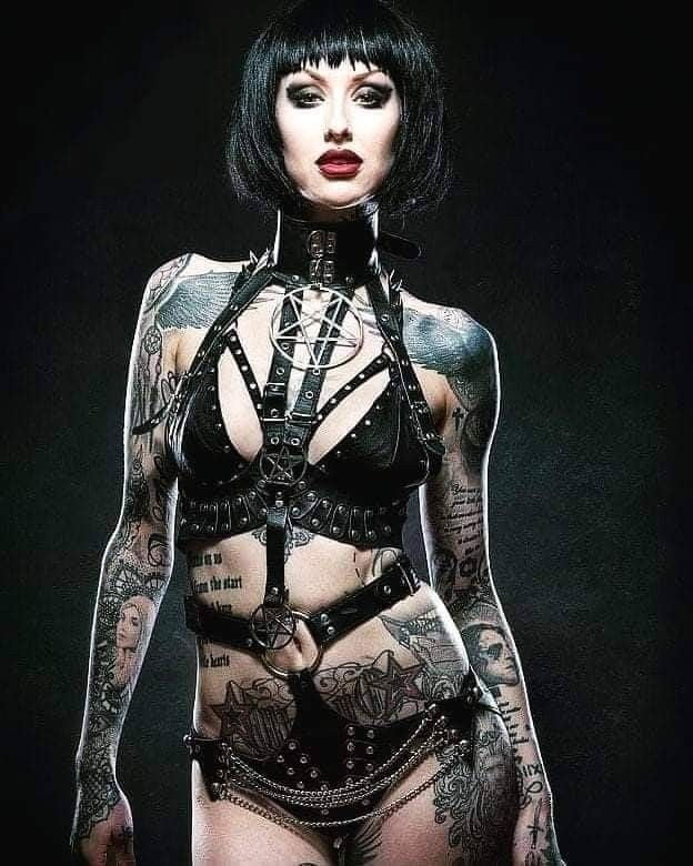 Lectura de cama, un estudio de damas entintadas
 #97050949