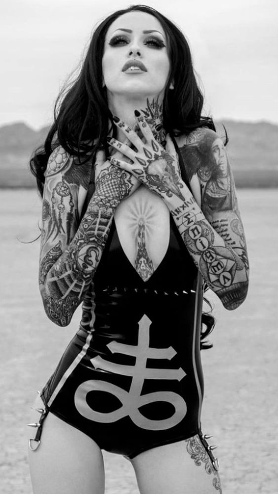 Lectura de cama, un estudio de damas entintadas
 #97050951