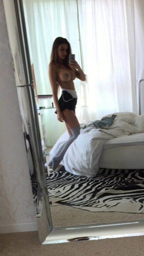 Bimbo fitness modèle instagram exposé nus selfies
 #104280193
