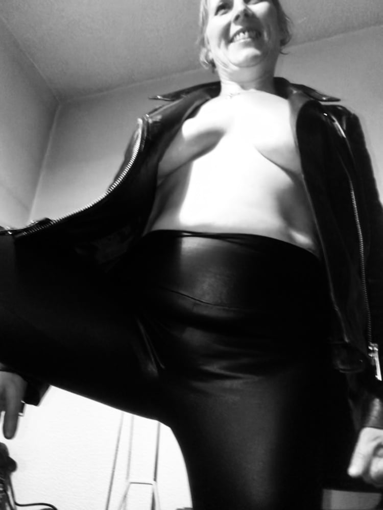 Set in bianco e nero se sporco sexy rock chick britannico
 #81057121