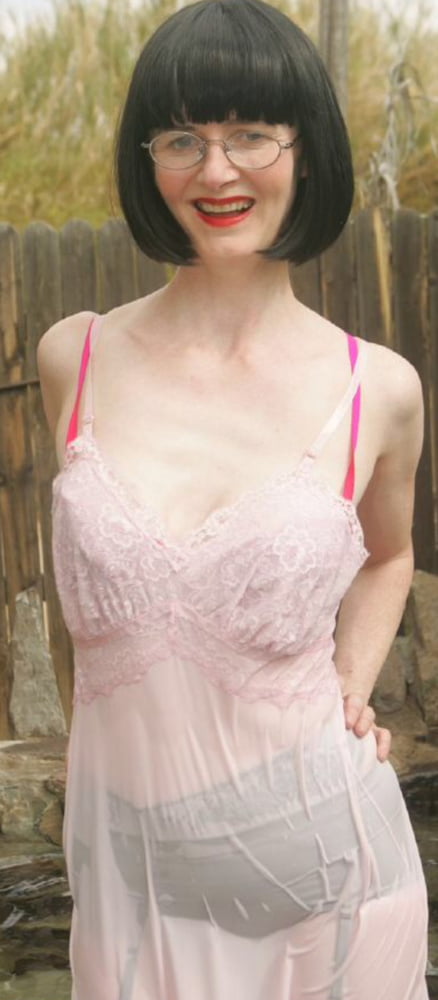 Julia nimmt ein Bad in ihrem Slip und Höschen
 #96714950