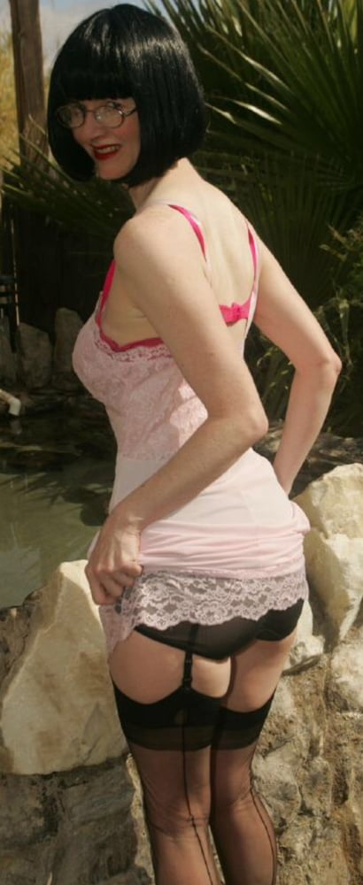 Julia nimmt ein Bad in ihrem Slip und Höschen
 #96714951