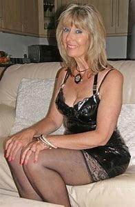 Sonríen y se ríen mirando caliente
 #81764163